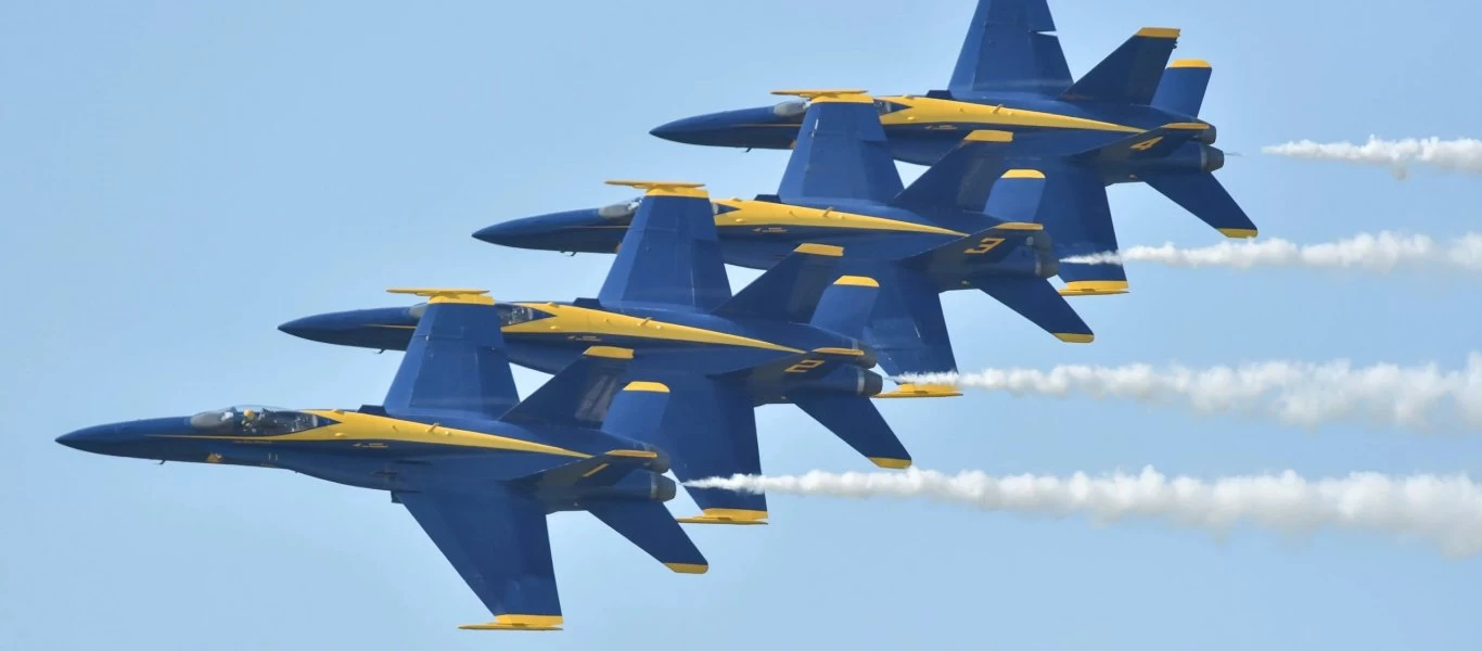 ΗΠΑ: Εντυπωσιακό πέρασμα των Blue Angels πάνω από τους απόφοιτους της ναυτικής Ακαδημίας